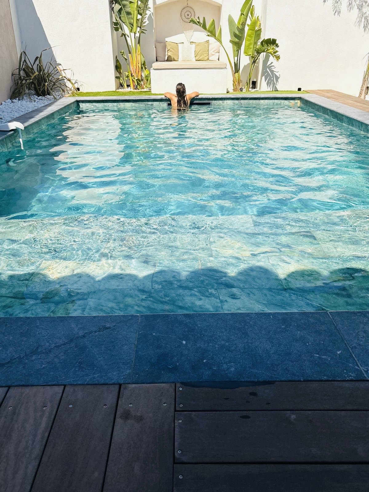 Vue complète de la piscine privée de la Villa Isal